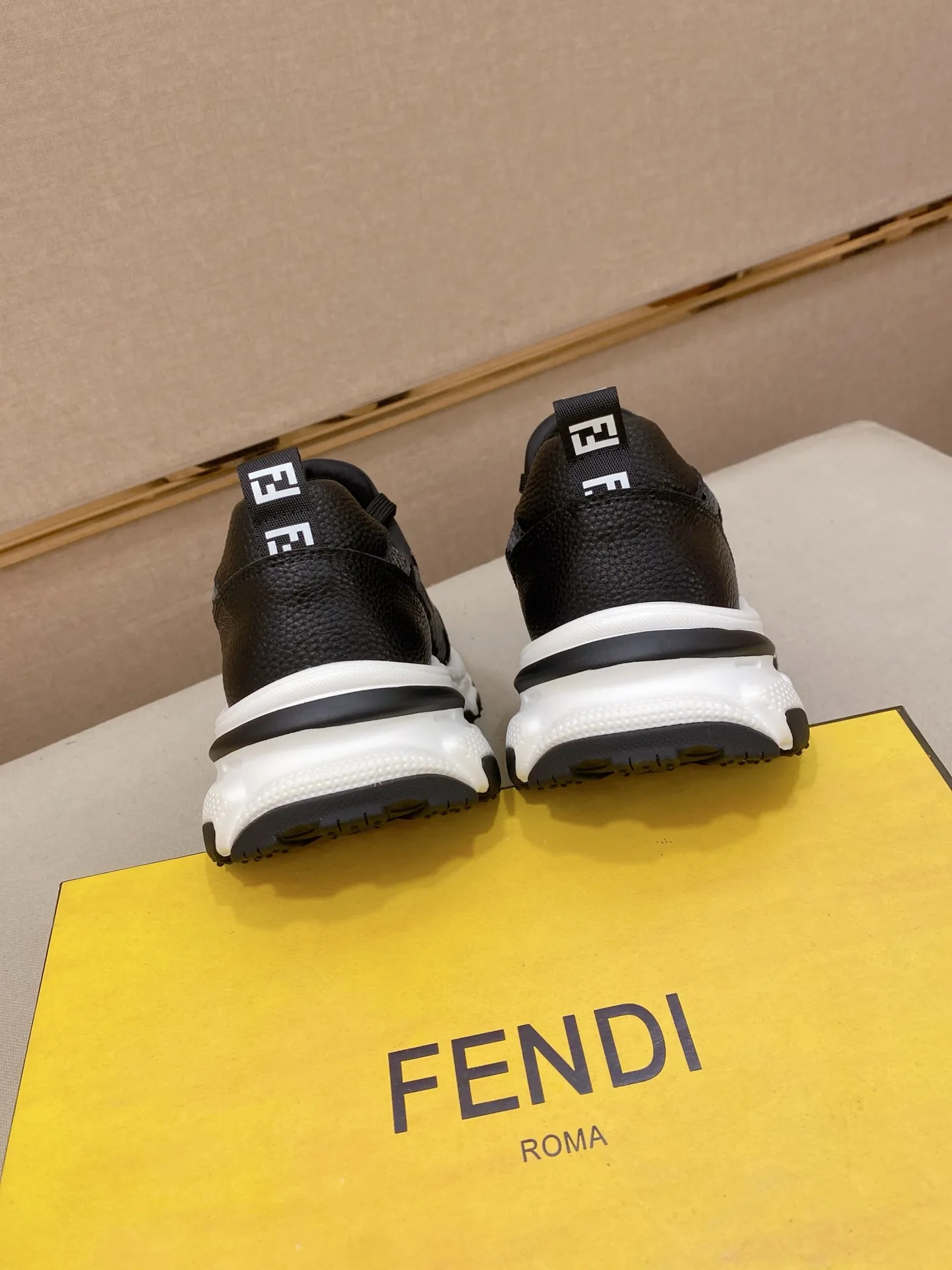 Men's men's shoes 442💰 (fendi) new style 👊🏻 upper 🇮🇹 imported cowhide fabric 🇩🇪 lining imported sheepskin lining. The original outsole is molded to highlight the identity of every man, and the upper foot is elegant and stable🚶🏻🚶🏻The high-end custom counters reproduce the original version📯No matter the wind or rain, the shoe last remains unchanged and can withstand the verification of time🔍️,🔵 Size: 38-44